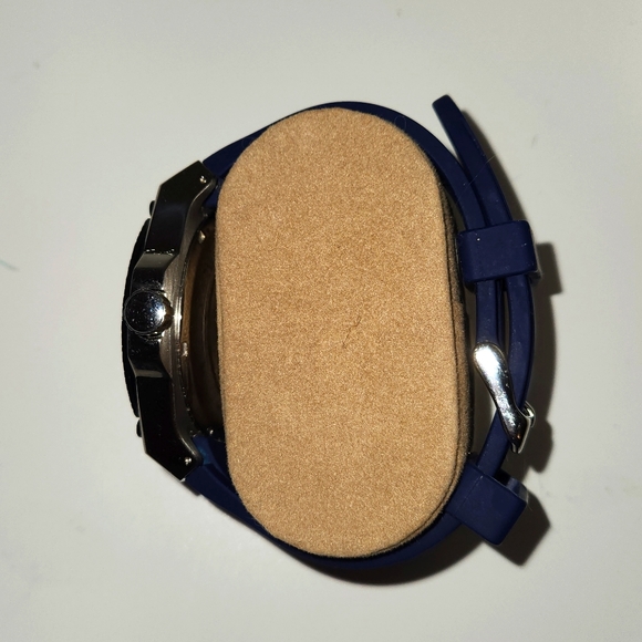 Guess~ Mens Legacy Watch - Picture 3 of 6